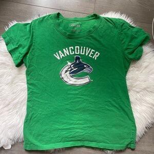 Women’s canucks tee Small